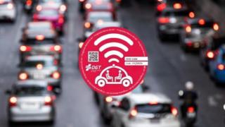 Etiqueta roja de la DGT