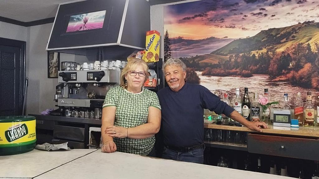 José María y María Esther en el Bar San Ro de La Zarza