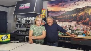 José María y María Esther en el Bar San Ro de La Zarza