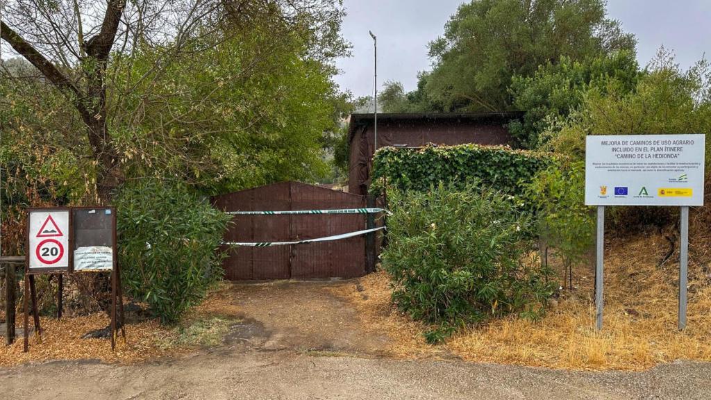 El chalé de Ambrosio, en Tavizna, precintado por la Guardia Civil.