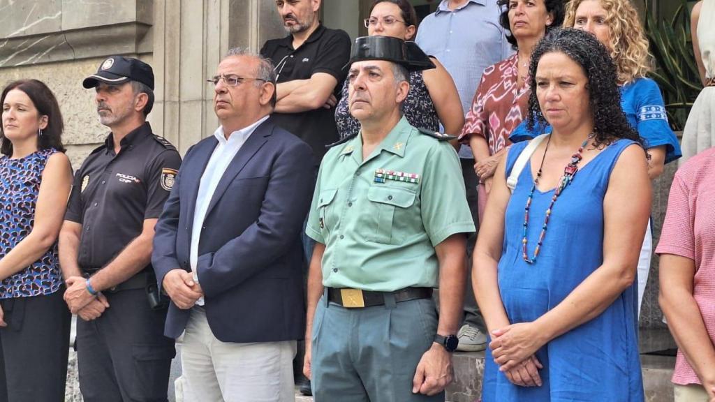Alfonso Rodríguez Badal, delegado del Gobierno en Islas Baleares, con chaqueta azul y camisa blanca, el 19 de septiembre, en el minuto de silencio para mostrar su repulsa al asesinato de una mujer a manos de su pareja en Cartagena.
