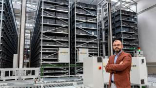 Daniel España en las instalaciones de su empresa.