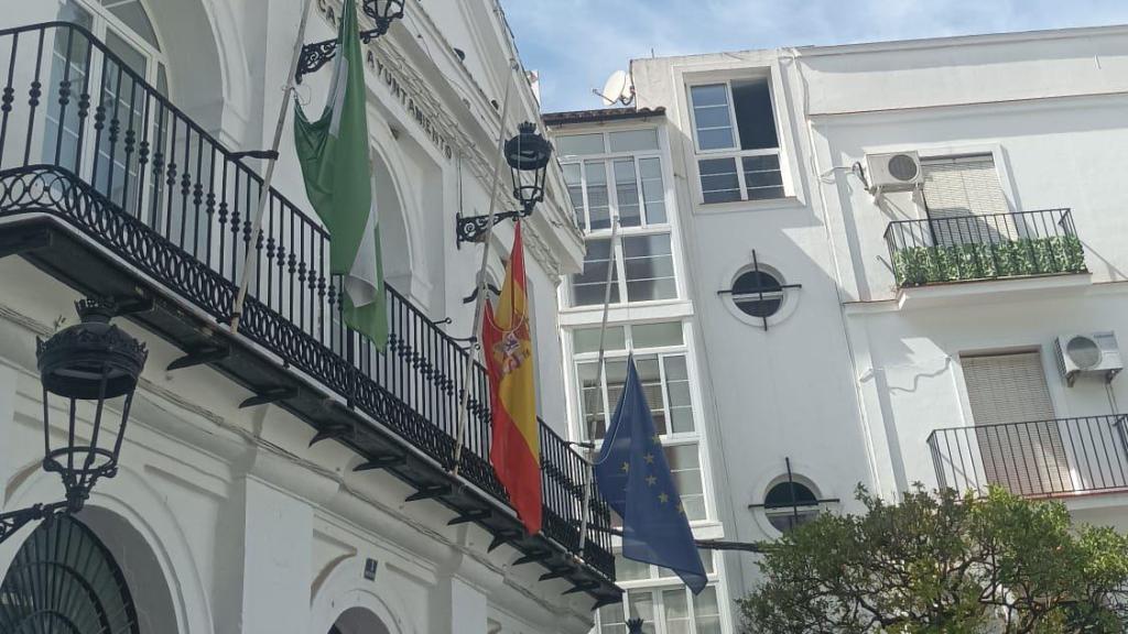 El Ayuntamiento de Ubrique, con las banderas a media asta en señal de duelo.
