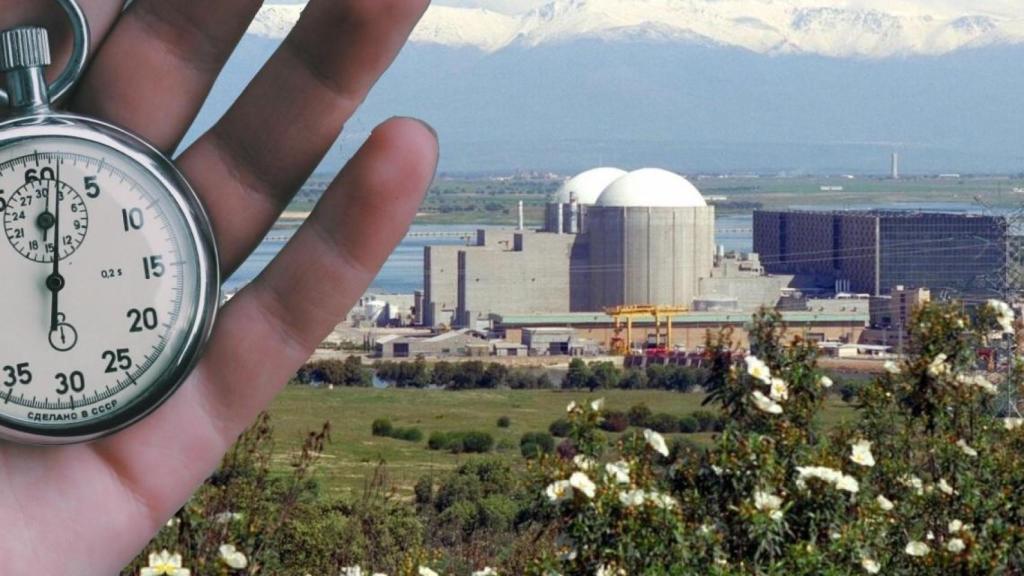 Fotomontaje de un cronómetro con el fondo de la central nuclear de Almaraz (Cáceres).