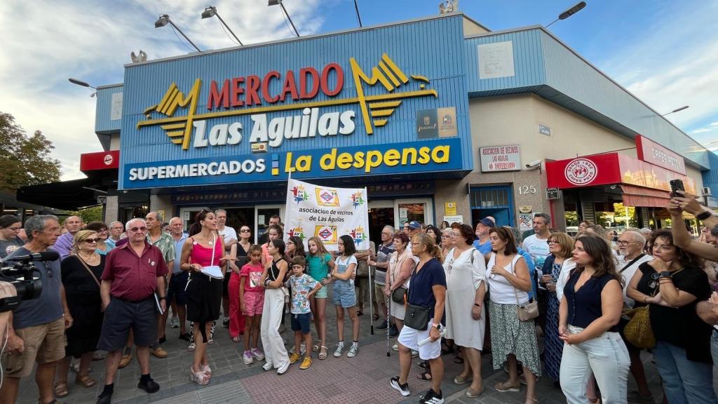 Concentración el pasado lunes 8 de septiembre de los vecinos de Las Águilas para pedir una parada de Metro en su barrio.