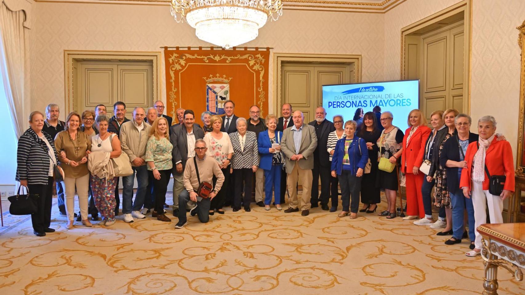 Carlos García Carbayo con miembros de las asociaciones de mayores de Salamanca