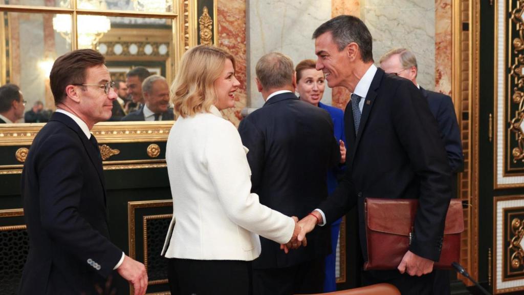 Pedro Sánchez saluda a la primera ministra de Letonia, Evika Siliņa, durante la cumbre de Copenhague