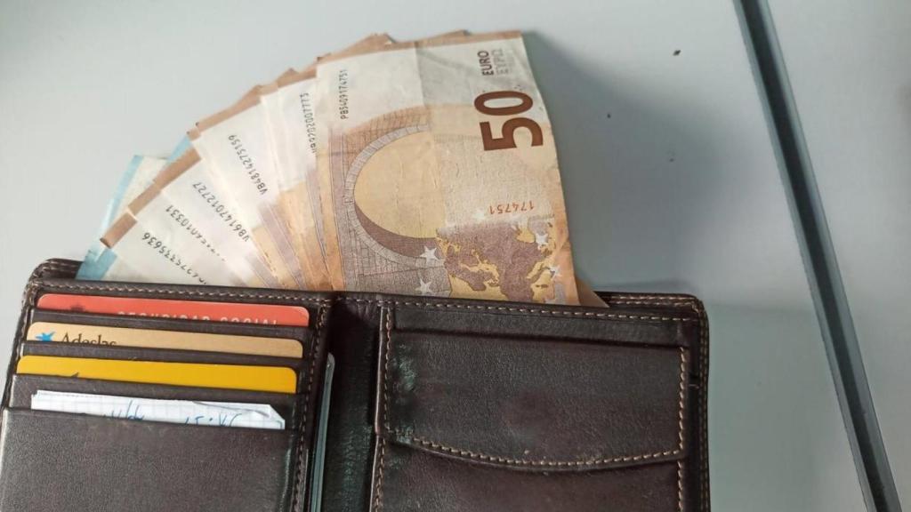 Imagen de una cartera con dinero.