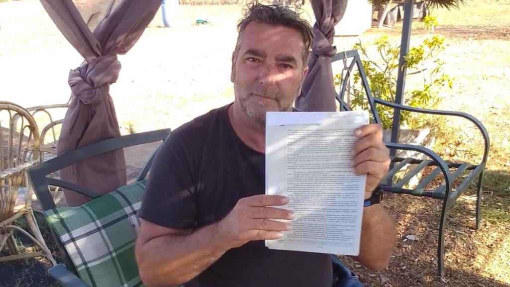 José Miguel, este miércoles, posando con la denuncia contra los fallos en su pulsera del Sistema Cometa.