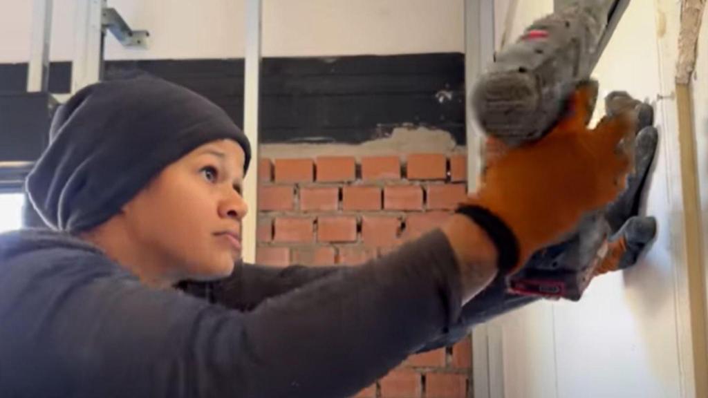 Sara, trabajando en el arreglo de una construcción.