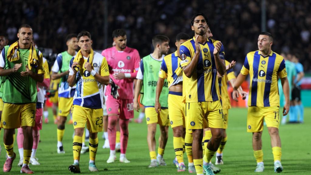 Los jugadores del Maccabi de Tel Aviv saludan a su afición.