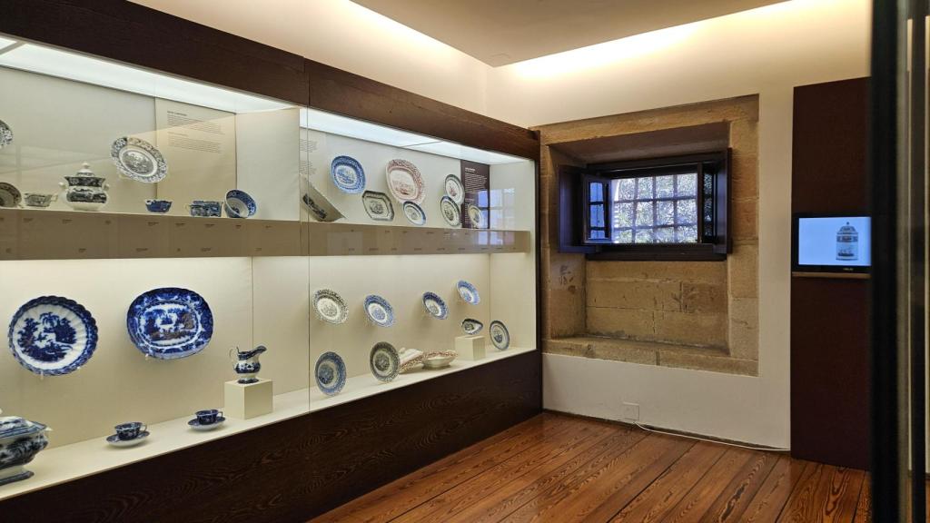 Interior de la Sala Sargadelos del Museo de Belas Artes en la que se puede ver una de las celdas monacales.