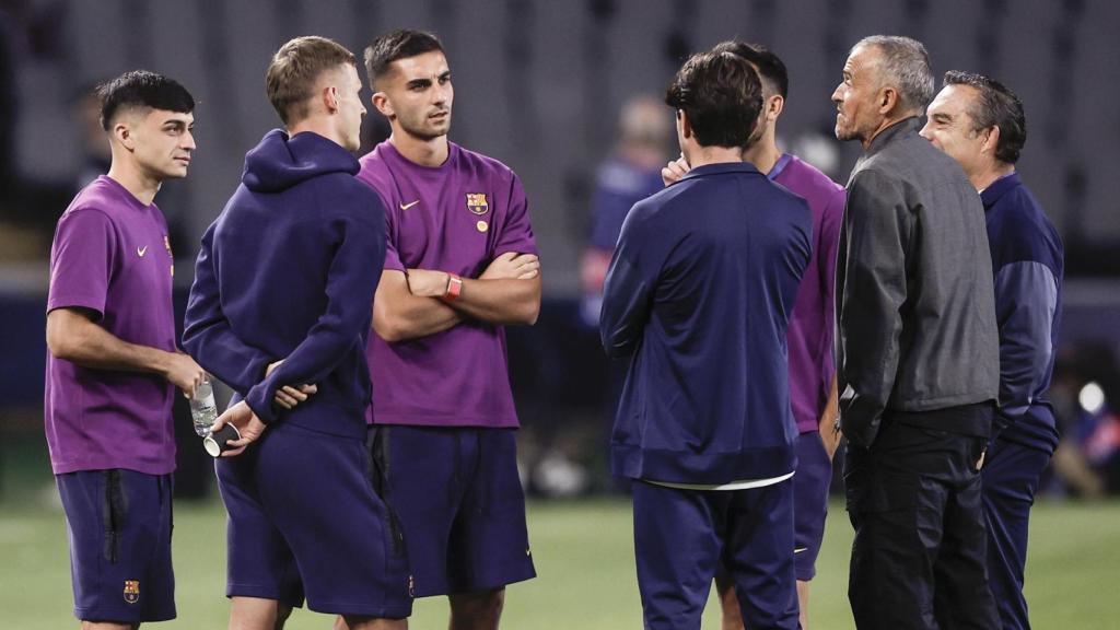Pedri, Dani Olmo y Ferran Torres hablan con Luis Enrique antes del partido.