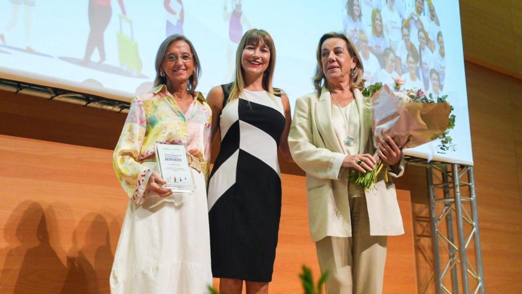 La Fundación Harena recogiendo el premio.