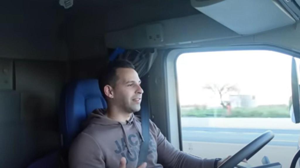 Laur, conduciendo el camión.