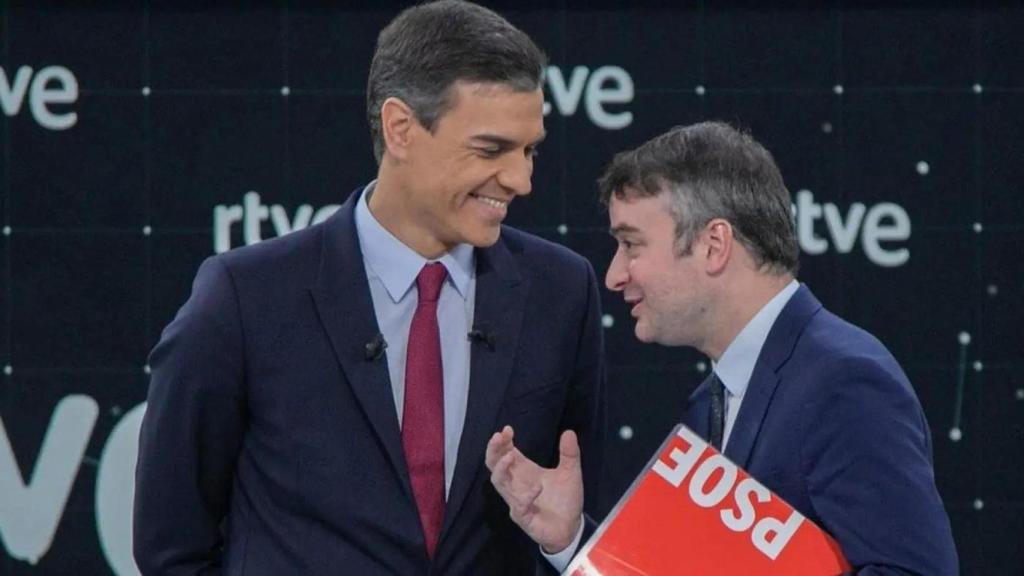 Pedro Sánchez e Iván Redondo, poco antes de comenzar un debate electoral en TVE, en 2019.