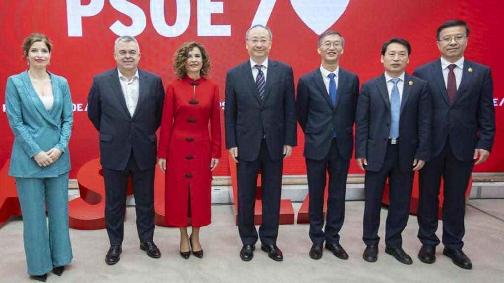 Santos Cerdán y María Jesús Montero reunidos con dirigentes del PPCh en mayo de 2024.