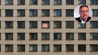 Imagen generada por IA de una vivienda a la venta y Sergio Gutiérrez.