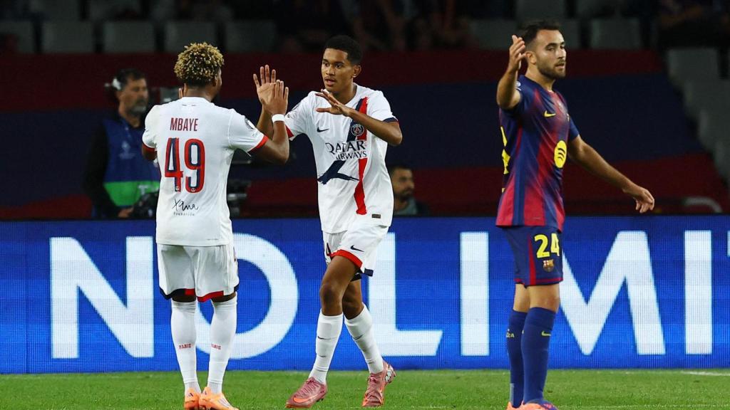 Mayulu celebra con Mbaye el gol del empate ante el Barça.