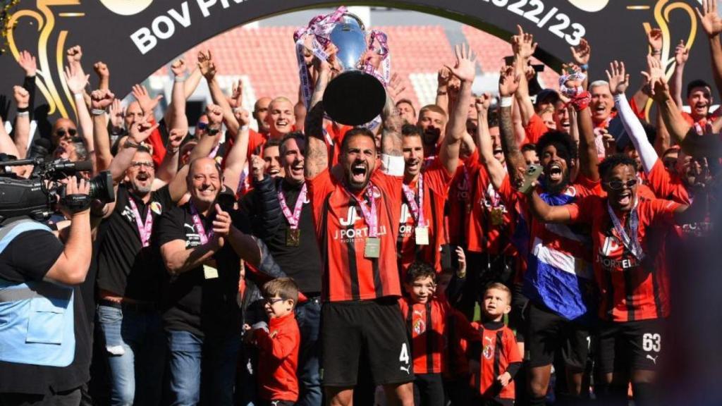Los jugadores del Hamrun Spartans celebran un título.