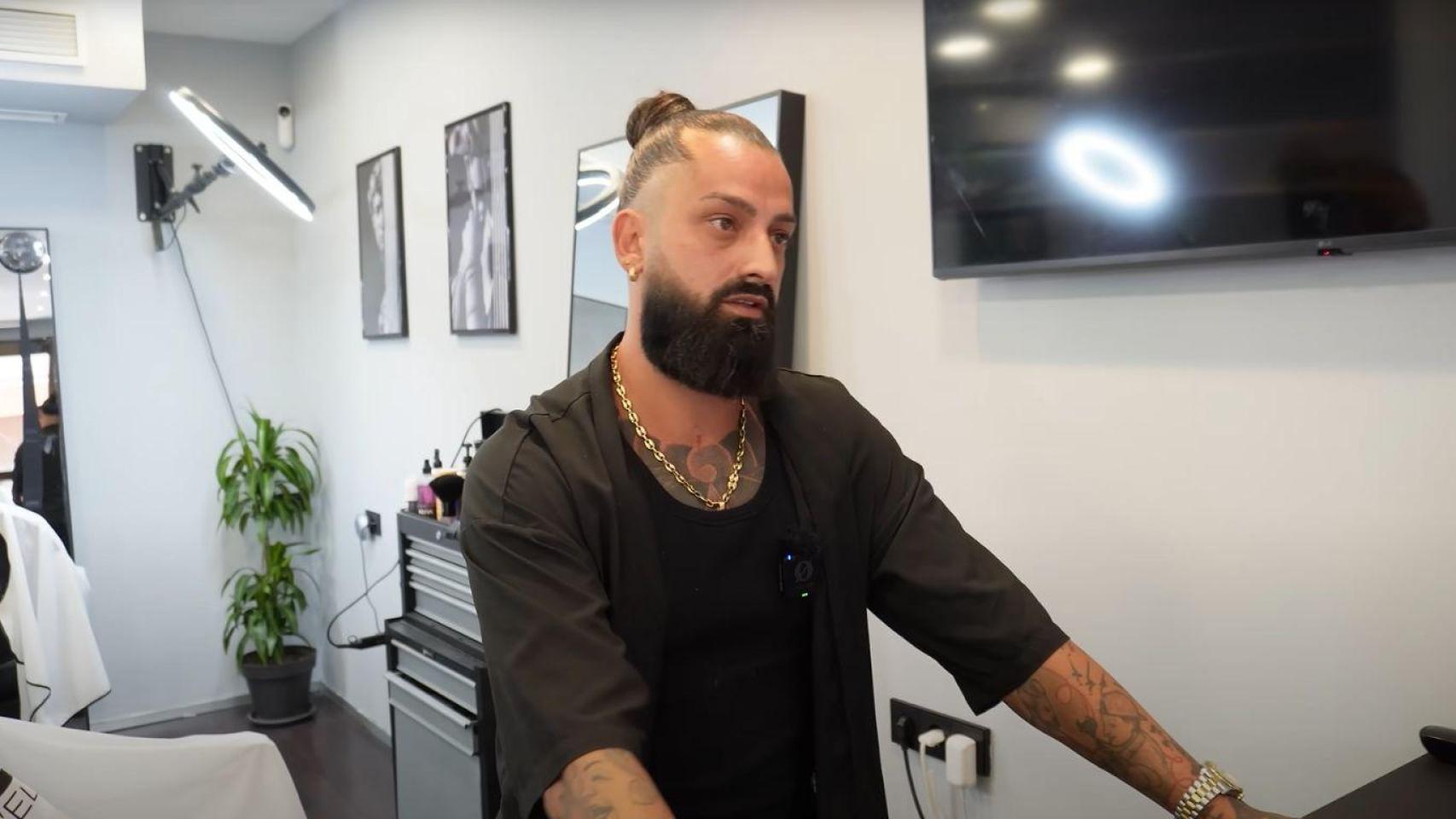 Manuel Cortés, dueño de una barbería en España