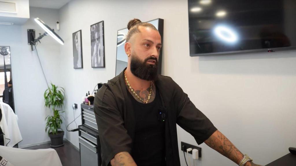 Manuel Cortés, dueño de una barbería en España