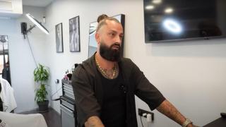 Manuel Cortés, dueño de una barbería en España