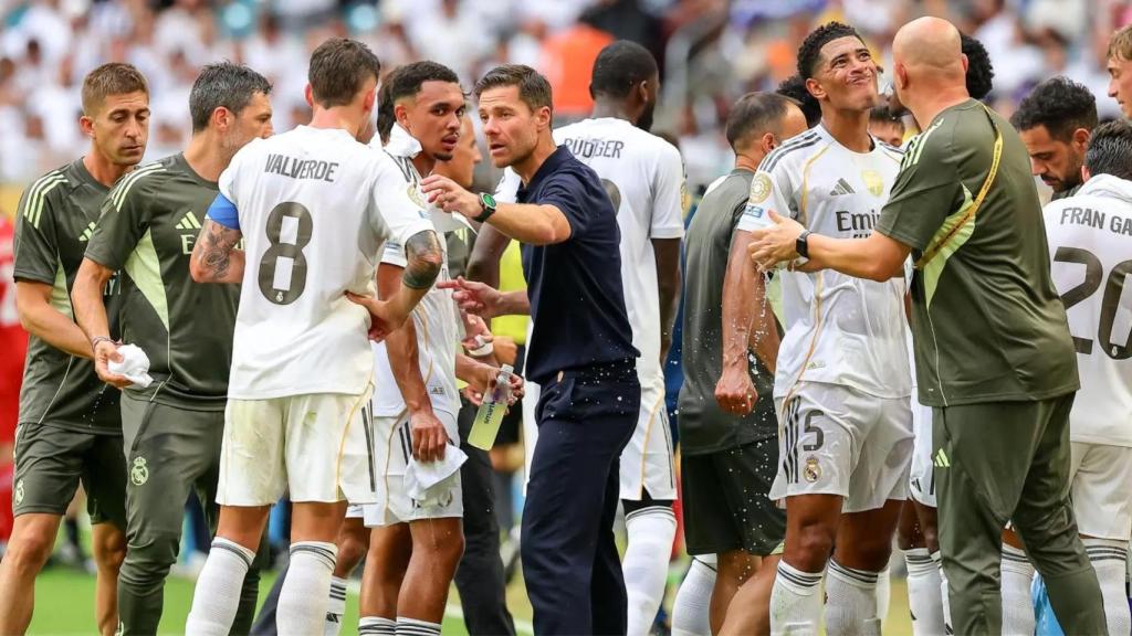 Xabi Alonso dialoga con Valverde durante un partido del Mundial de Clubes