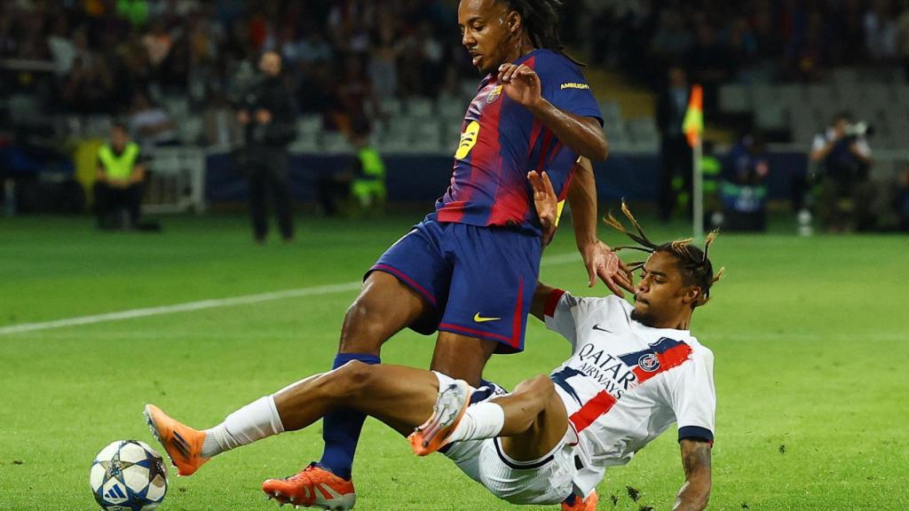 Koundé se lleva el balón ante Barcolá.