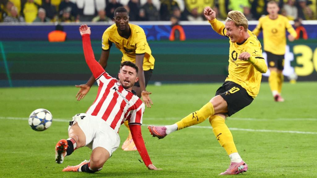 Laporte intenta tapar un remate de Brandt.