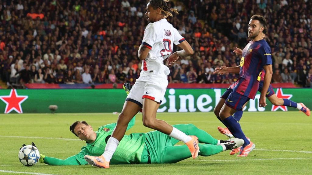 Szczesny se lanza al suelo ante Barcola.