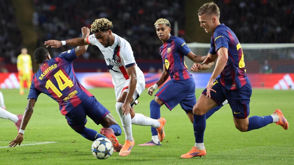 Mbaye recorta a Rashford durante el partido ante el Barça.