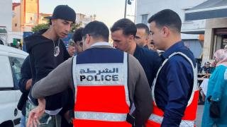 Agentes del orden detienen a un manifestante en Rabat.