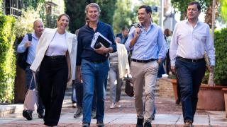 Alberto Núñez Feijóo, entre María Guaediola, Juanma Moreno y Alfonso Fernández Mañueco, en la cumbre de presidentes de Murcia.