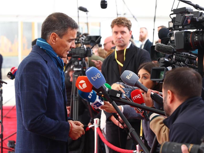 Pedro Sánchez, presidente del Gobierno, atiende a la prensa a su entrada al Consejo Europeo de Copenhague.