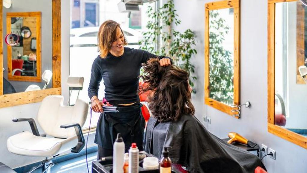 Mujer en su peluquería de confianza.
