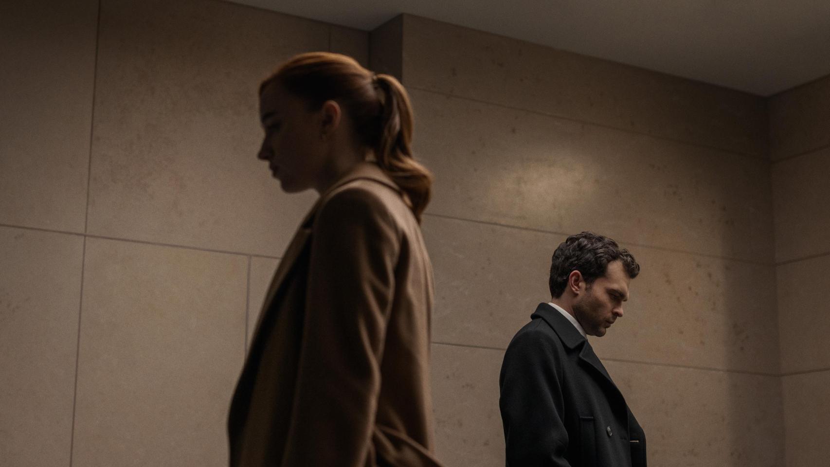 Phoebe Dynevor y Alden Ehrenreich en una escena de la película 'Juego limpio'.