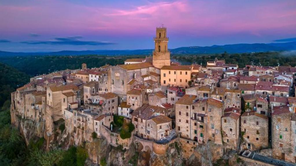 La ciudad de Ptigliano, Italia, al anochecer.