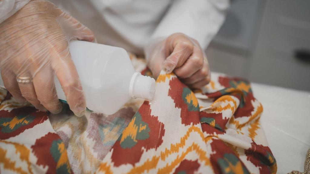 El alcohol es para la base de maquillaje.