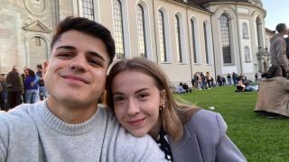 Laura Alcocer y su pareja en Suiza.