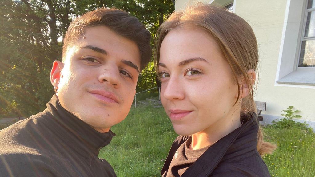 Laura Alcocer y su pareja en Suiza.