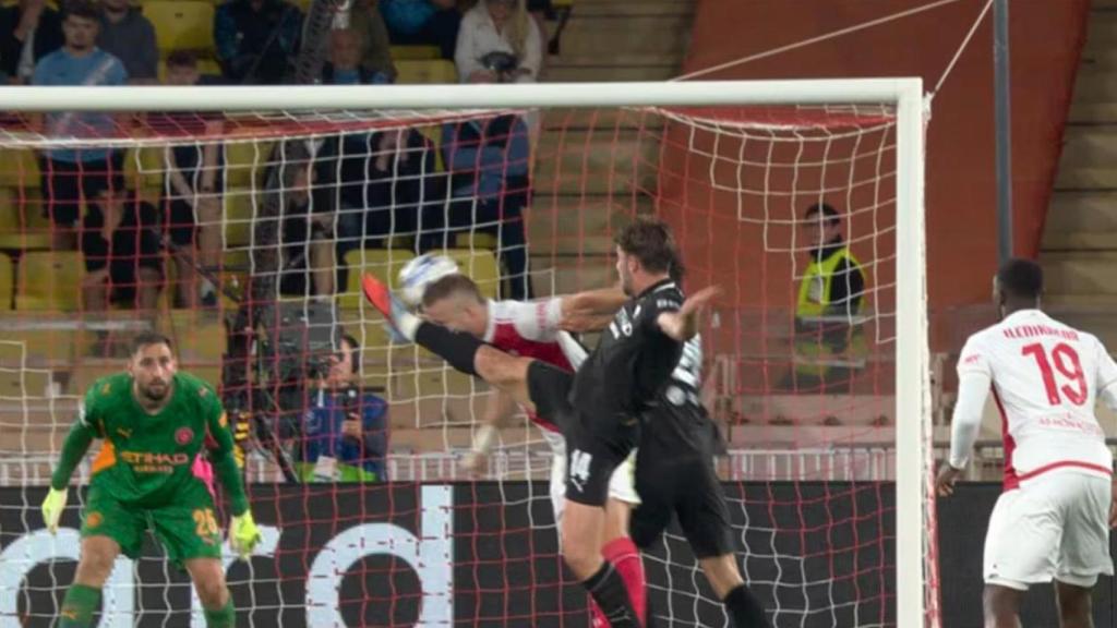 La patada de Nico Gónzalez que costó al Manchester City un penalti contra el Mónaco