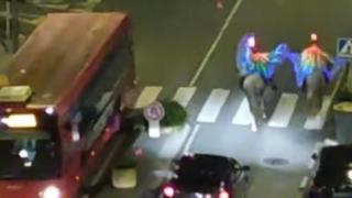 Imagen de los jinetes alados iluminados en Matogrande.