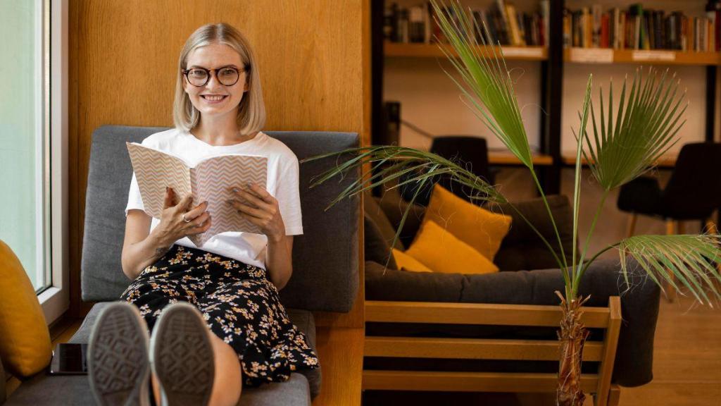 Me acabo de comprar una casa y he montado mi rincón de lectura con este mueble que parece de diseño