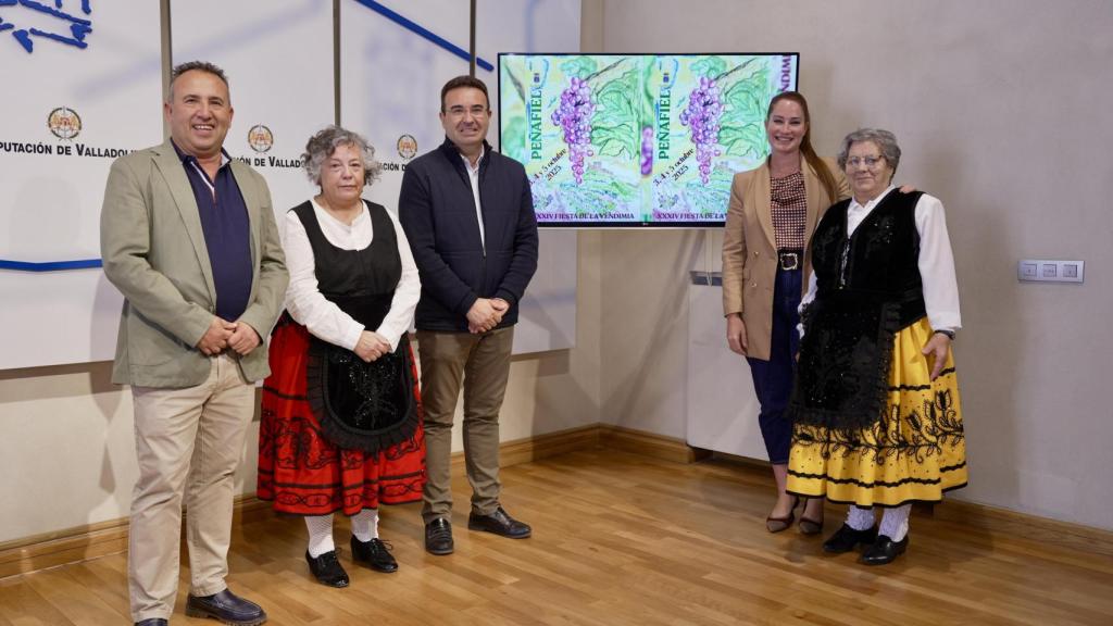 El alcalde de Peñafiel, Roberto Díez, y la concejala de Turismo del Ayuntamiento de Peñafiel y diputada de Cultura, Yolanda Burgoa, presentan la fiesta de la vendimia