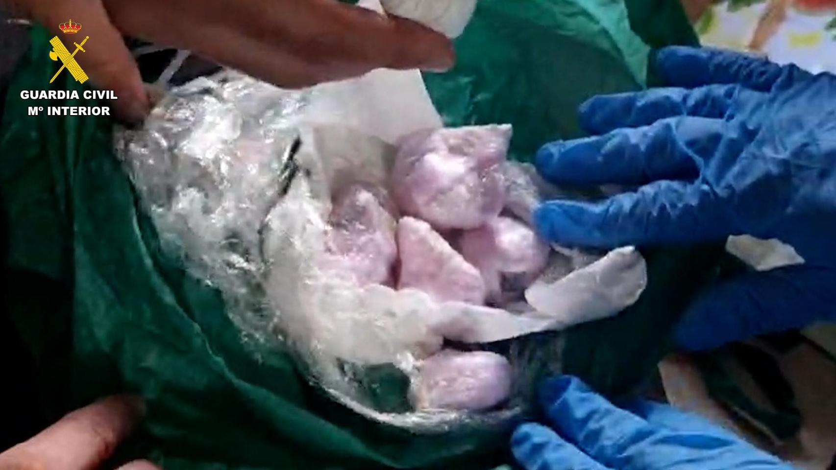 La cocaína en roca hallada por los agentes.