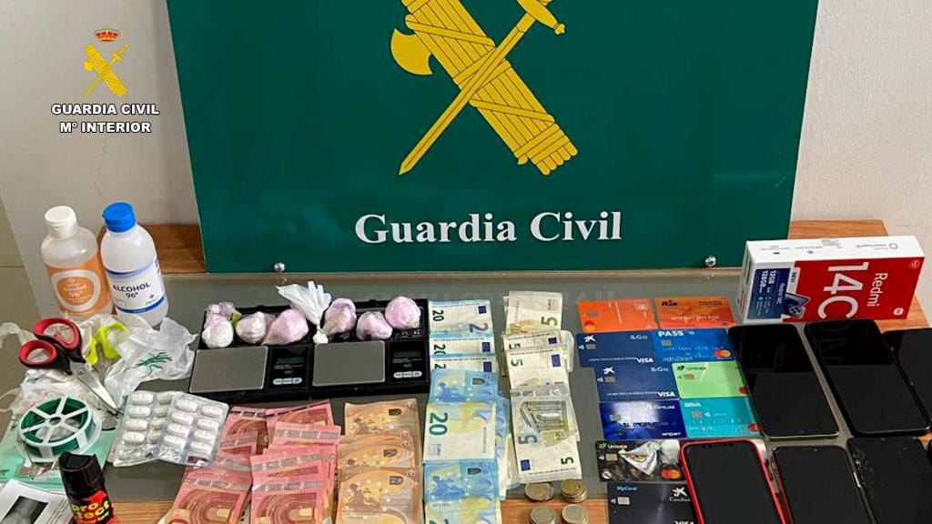 Los efectos intervenidos por la Guardia Civil durante los registros.