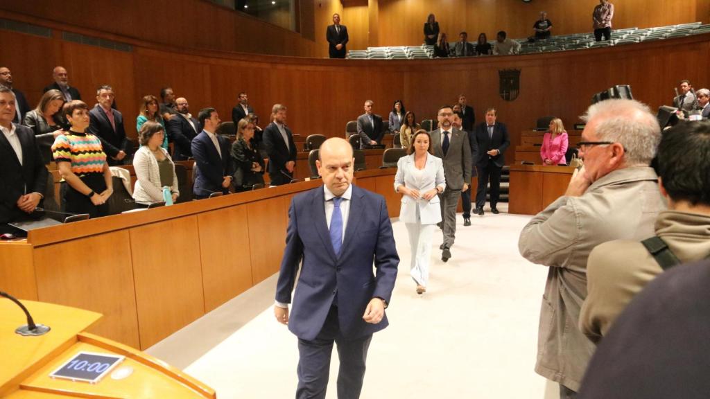 Diputados de Vox en Aragón, marchándose del hemiciclo durante un minuto de silencio