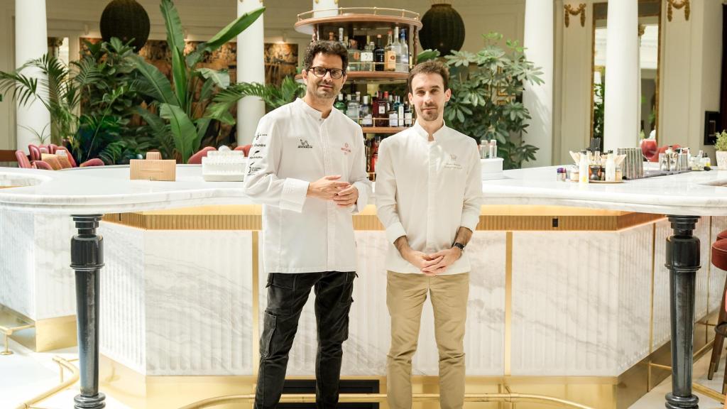 El chef con una estrella Michelin, Manu Franco, de La Casa de Manolo Franco, en Valdemorillo, y el chef ejecutivo del hotel Palace, Nuno Matos.
