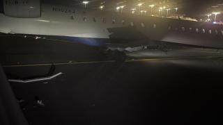 Uno de los aviones perdió una de las alas en el choque.